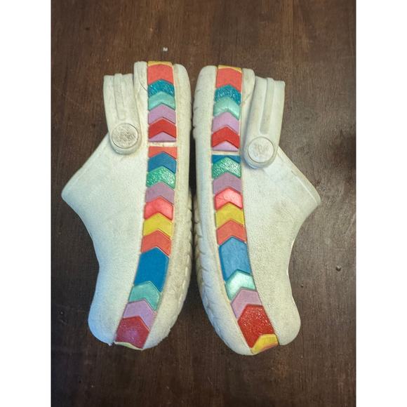 White and rainbow cheveron kids Crocs clogs size 7 - Picture 2 of 5